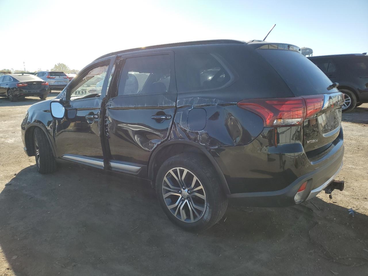 2016 Mitsubishi Outlander - Image 2