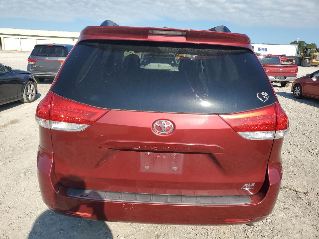 5TDYK3DC3BS140062 2011 Toyota Sienna Xle