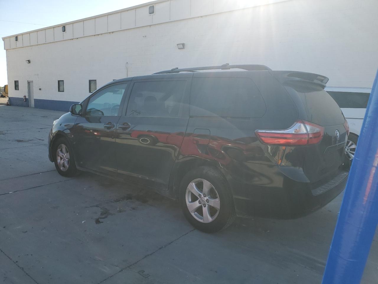 VIN 5TDKZ3DC7HS848888 2017 TOYOTA SIENNA no.2