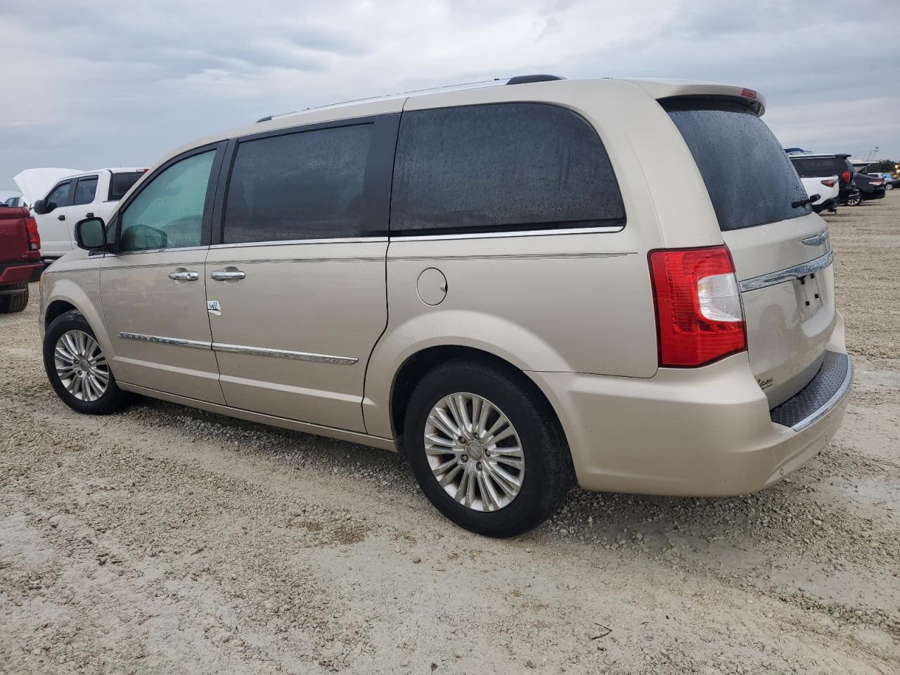2015 Chrysler Town & Country - Image 2