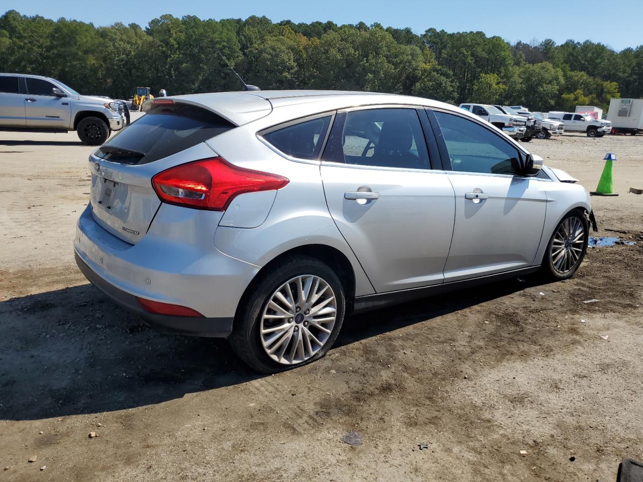 VIN 1FADP3N28JL332041 2018 FORD FOCUS no.3