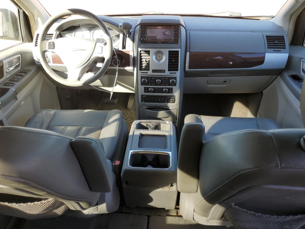 2010 Chrysler Town & Country - Image 8