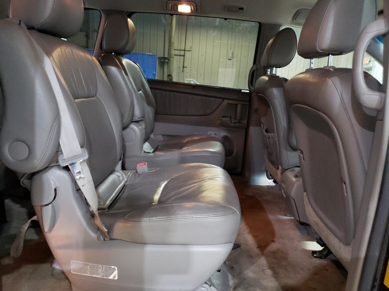 2010 Toyota Sienna - Image 11