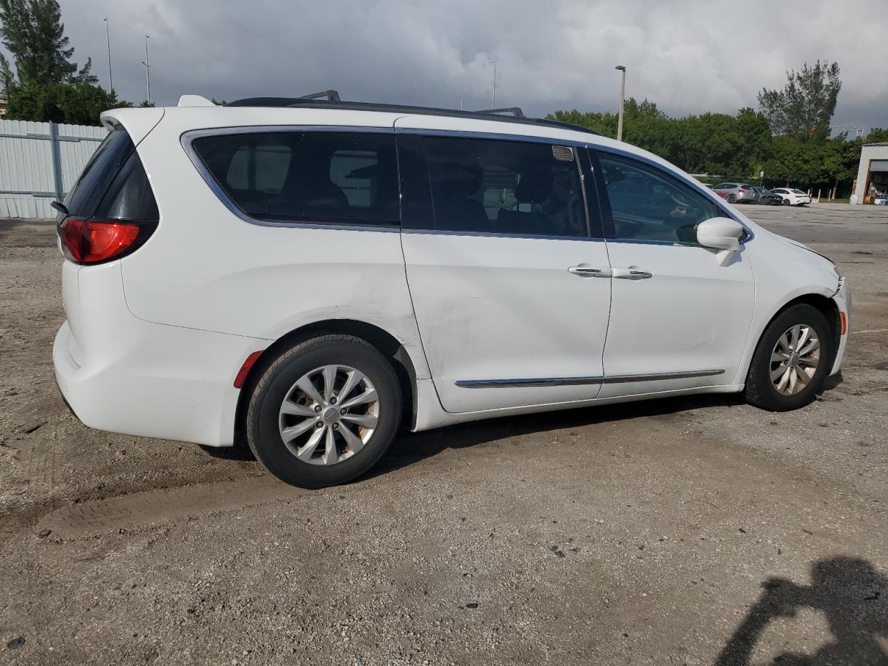 2017 Chrysler Pacifica - Image 3