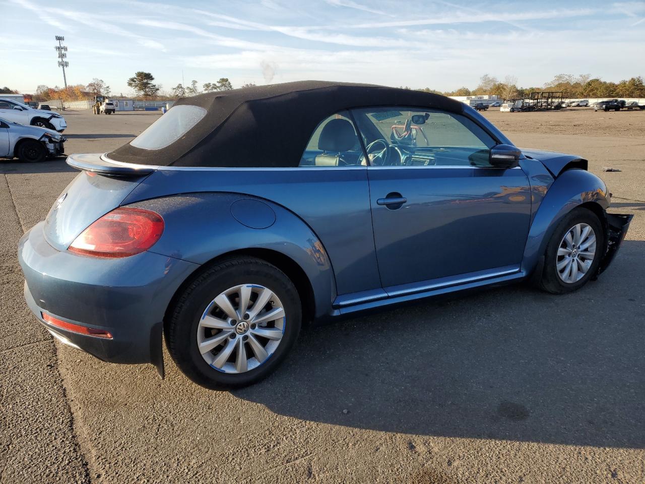 2018 Volkswagen Beetle - Image 3