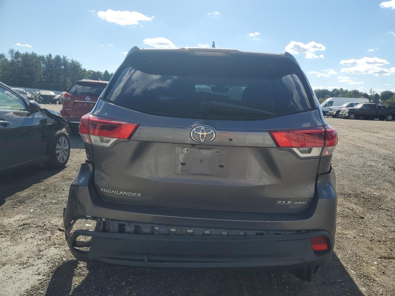 5TDJZRFH7JS557675 2018 Toyota Highlander Se