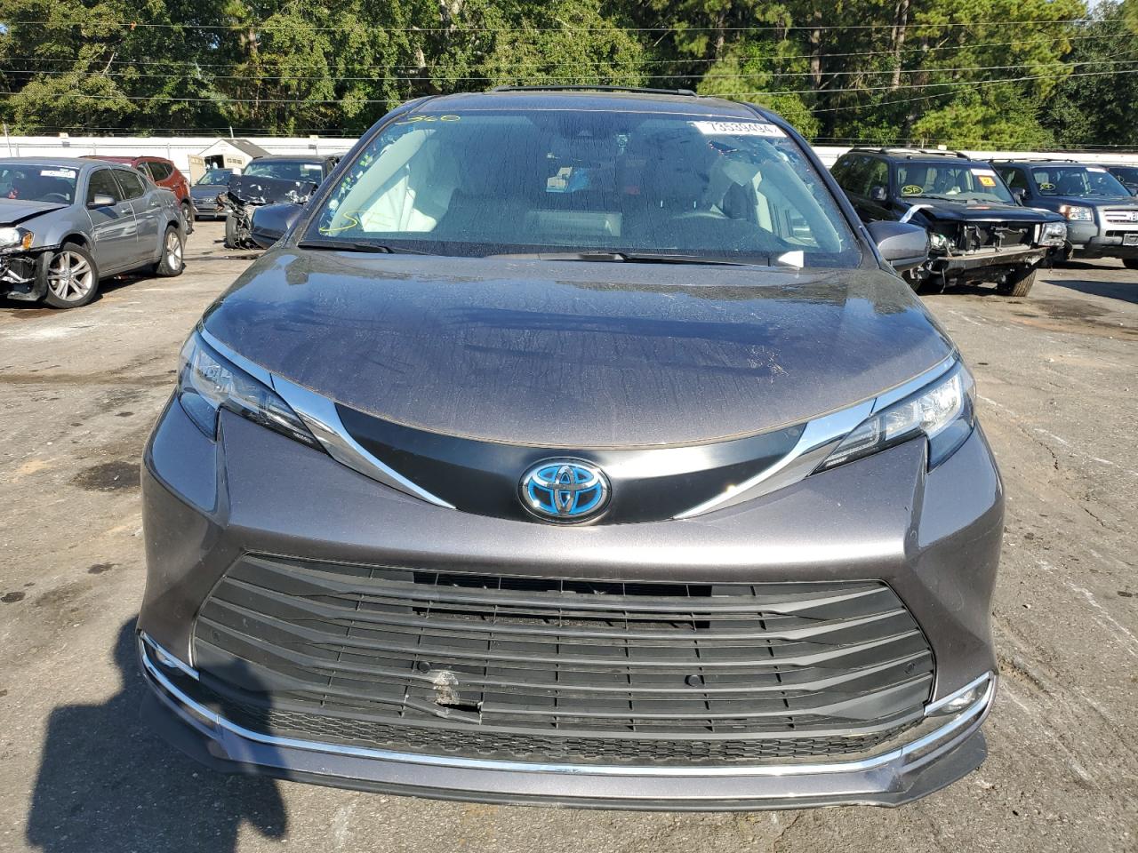 2022 Toyota Sienna - Image 5
