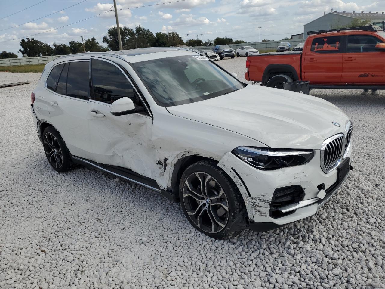 VIN 5UXCR4C03N9N16599 2022 BMW X5 no.4