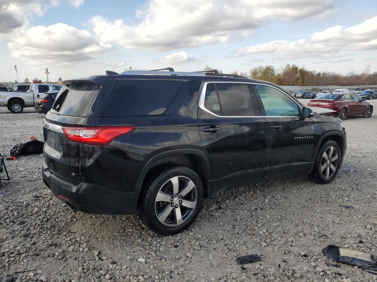 VIN 1GNEVHKW0JJ234584 2018 CHEVROLET TRAVERSE no.3