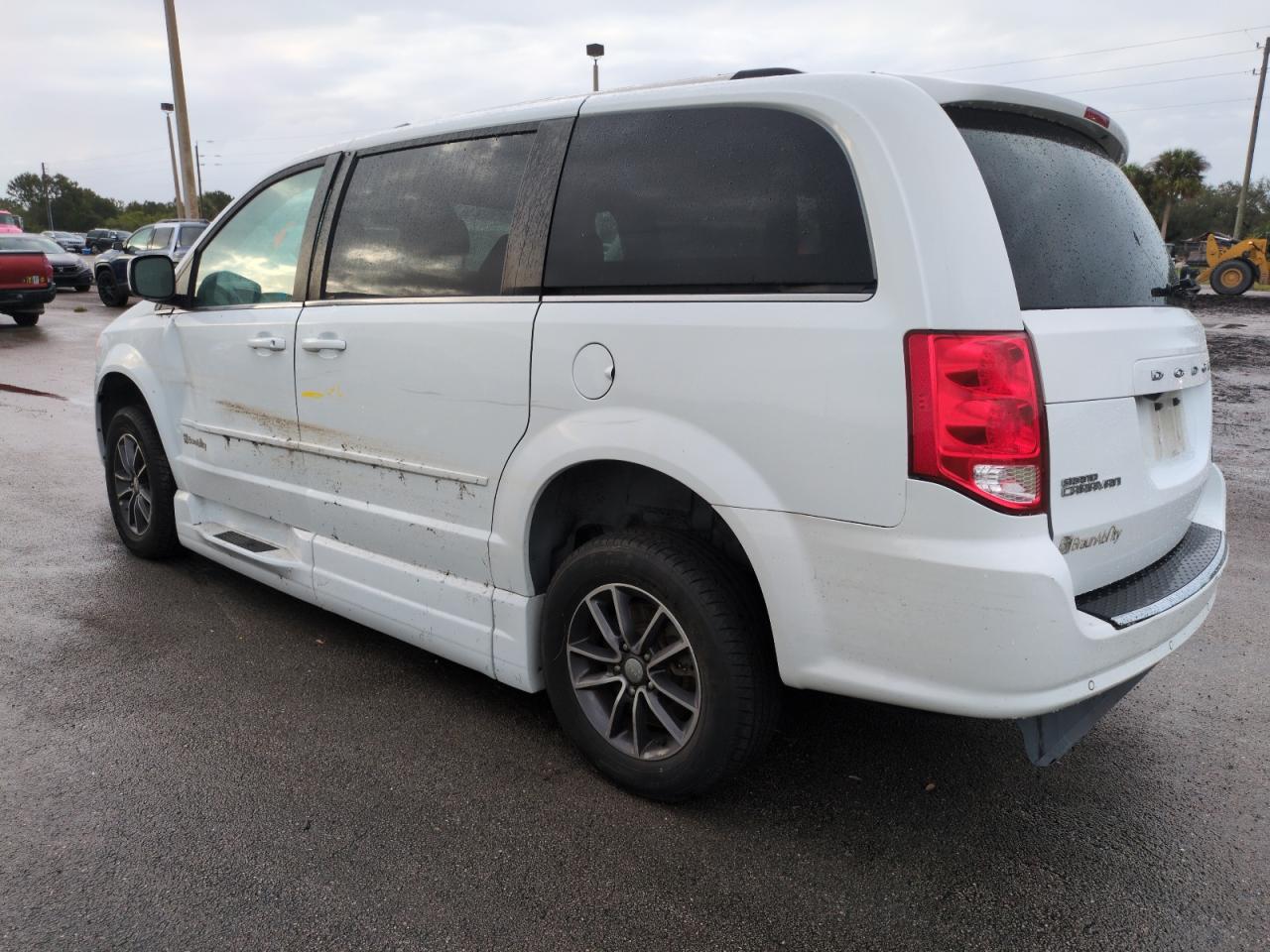 2017 Dodge Caravan - Image 2