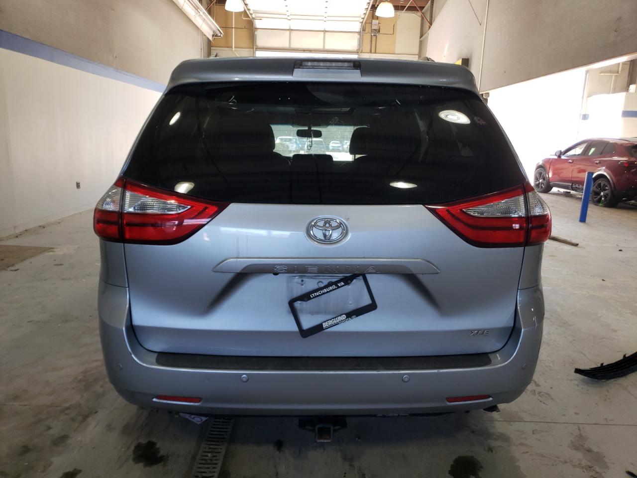 5TDYZ3DC9HS853004 2017 Toyota Sienna Xle