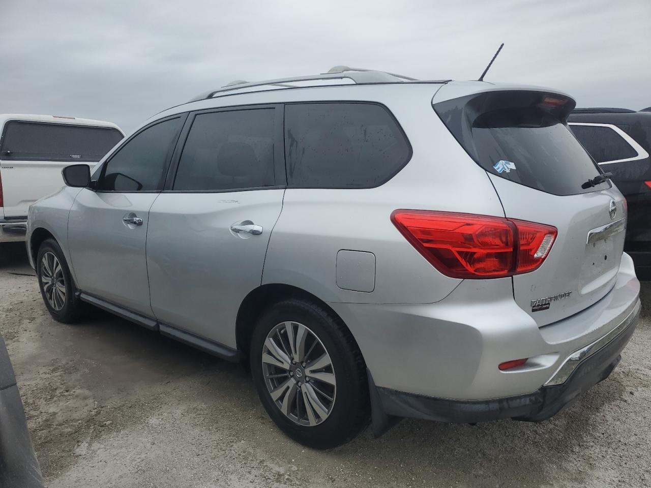 2018 Nissan Pathfinder - Image 2