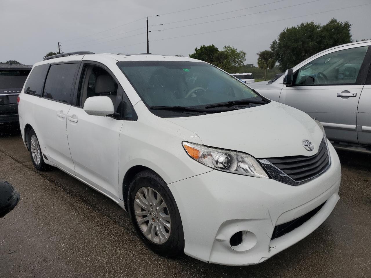2011 Toyota Sienna - Image 4