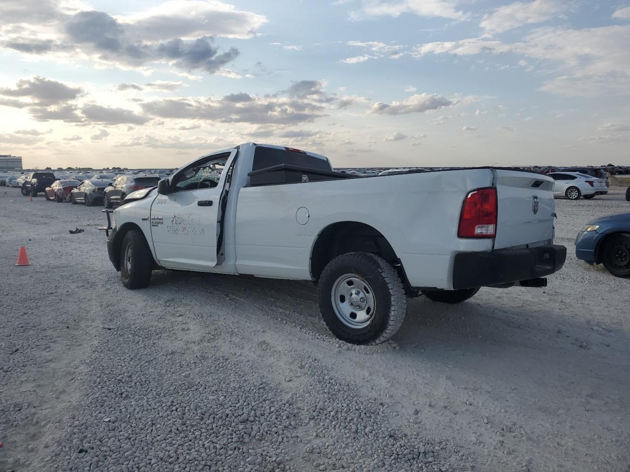 VIN 3C6JR7DT7KG726838 2019 RAM 1500 no.2