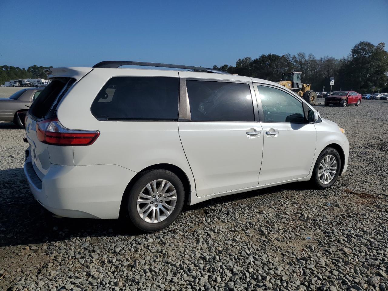 2015 Toyota Sienna - Image 3