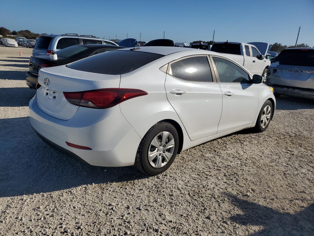 2016 Hyundai Elantra - Image 3