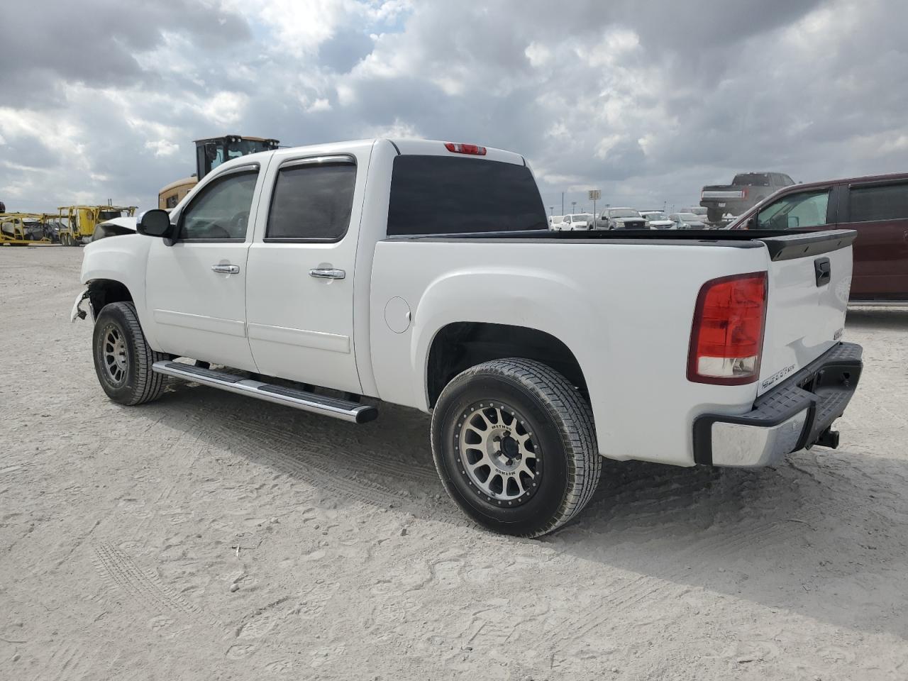 2013 GMC Sierra - Image 2