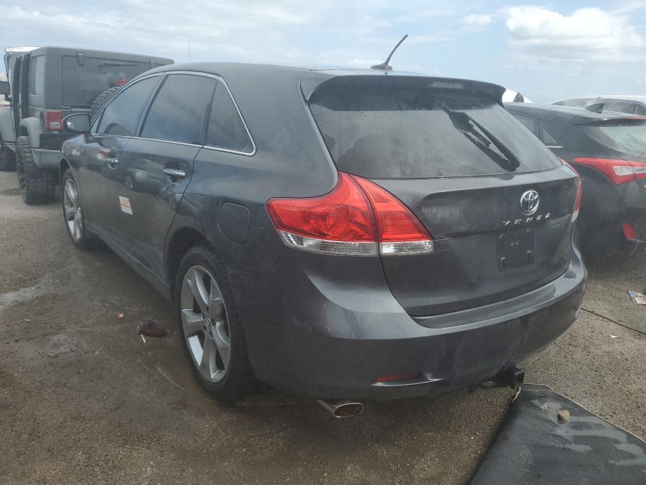 2011 Toyota Venza - Image 2