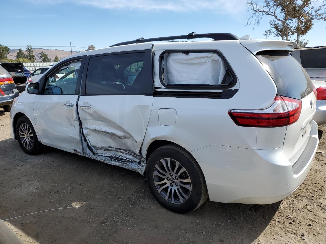 5TDYZ3DC2KS007028 2019 TOYOTA SIENNA - Image 2