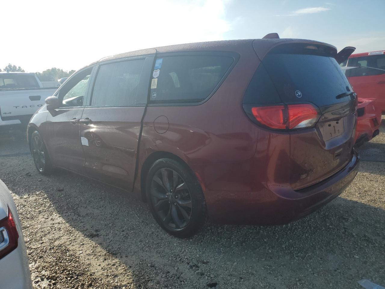2018 Chrysler Pacifica - Image 2
