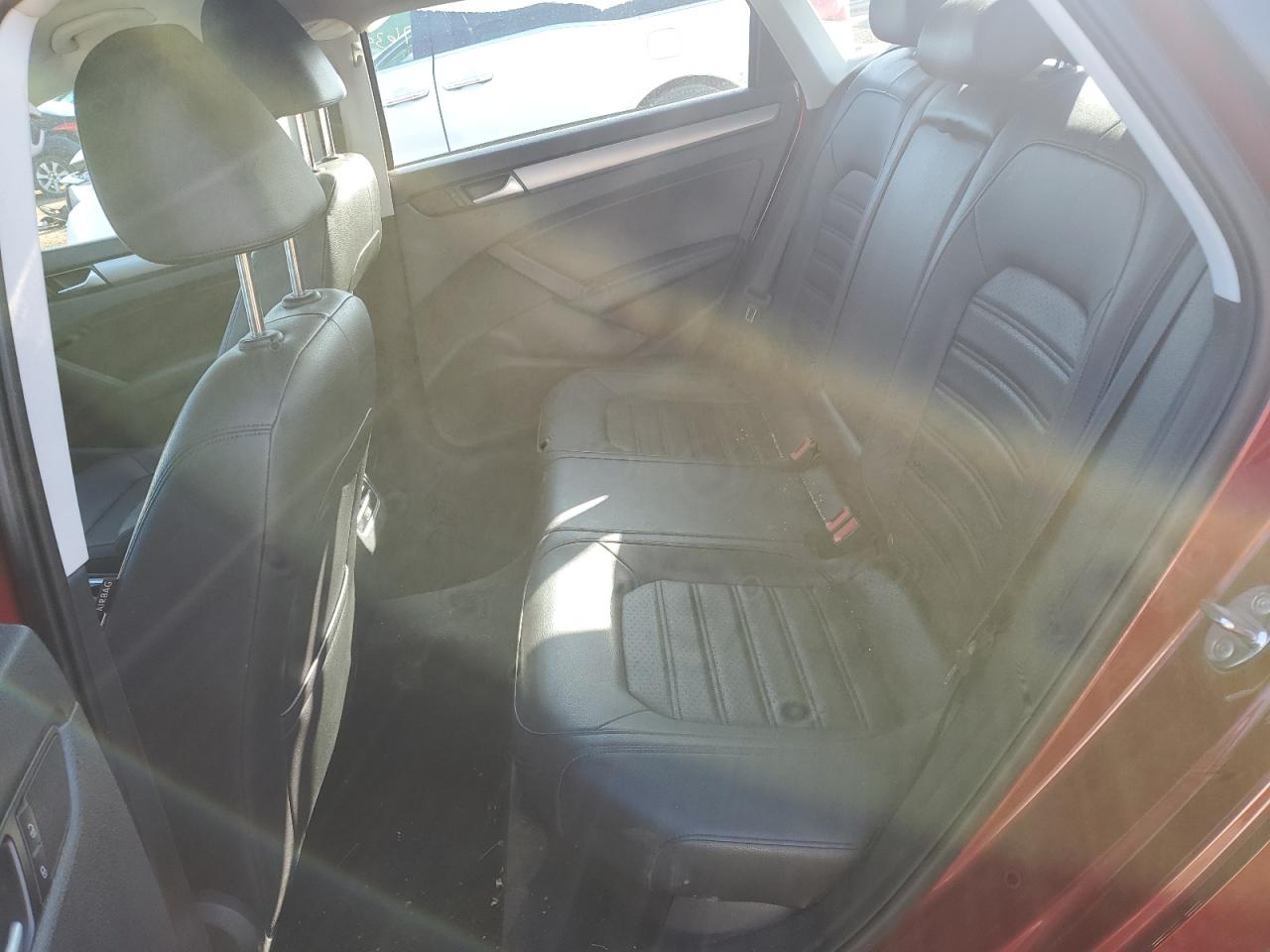 2015 Volkswagen Passat - Image 10