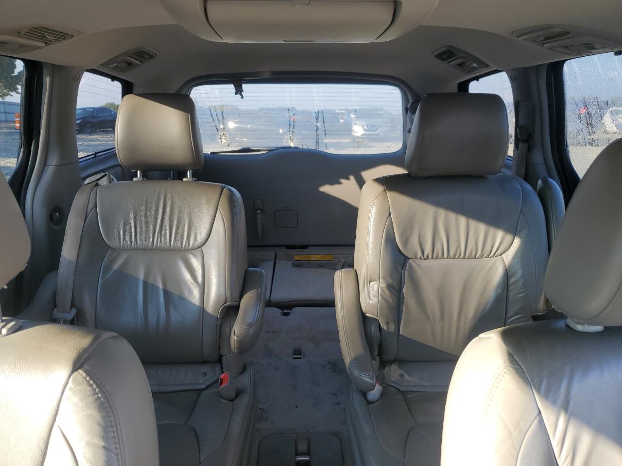 2010 Toyota Sienna - Image 10