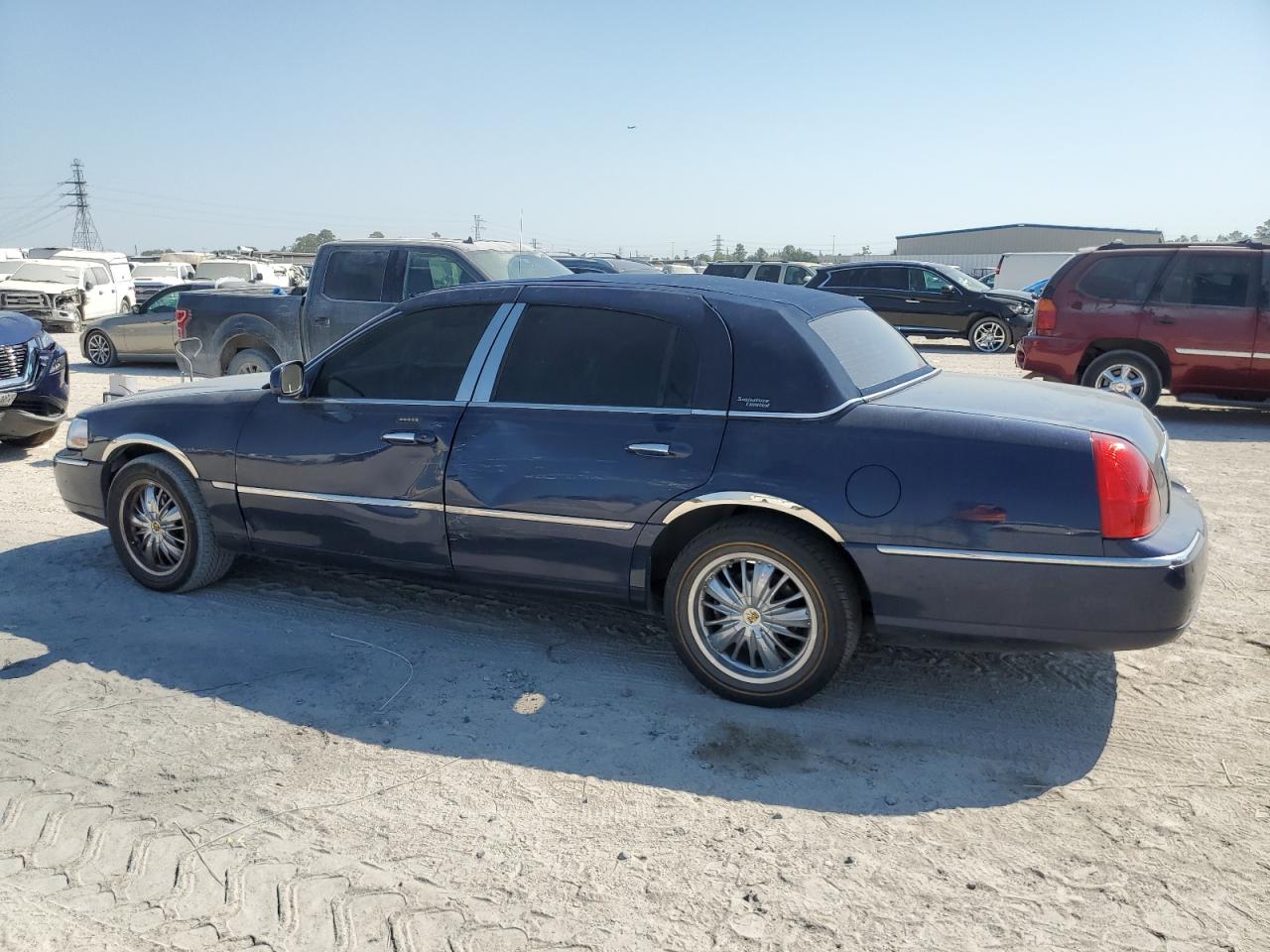 2007 Lincoln Town Car Signature Limited VIN: 1LNHM82V97Y600733 Lot: 75279414