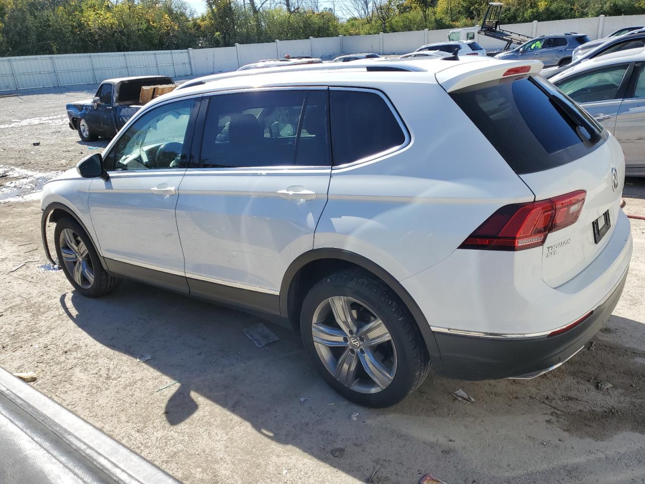 2018 Volkswagen Tiguan - Image 2