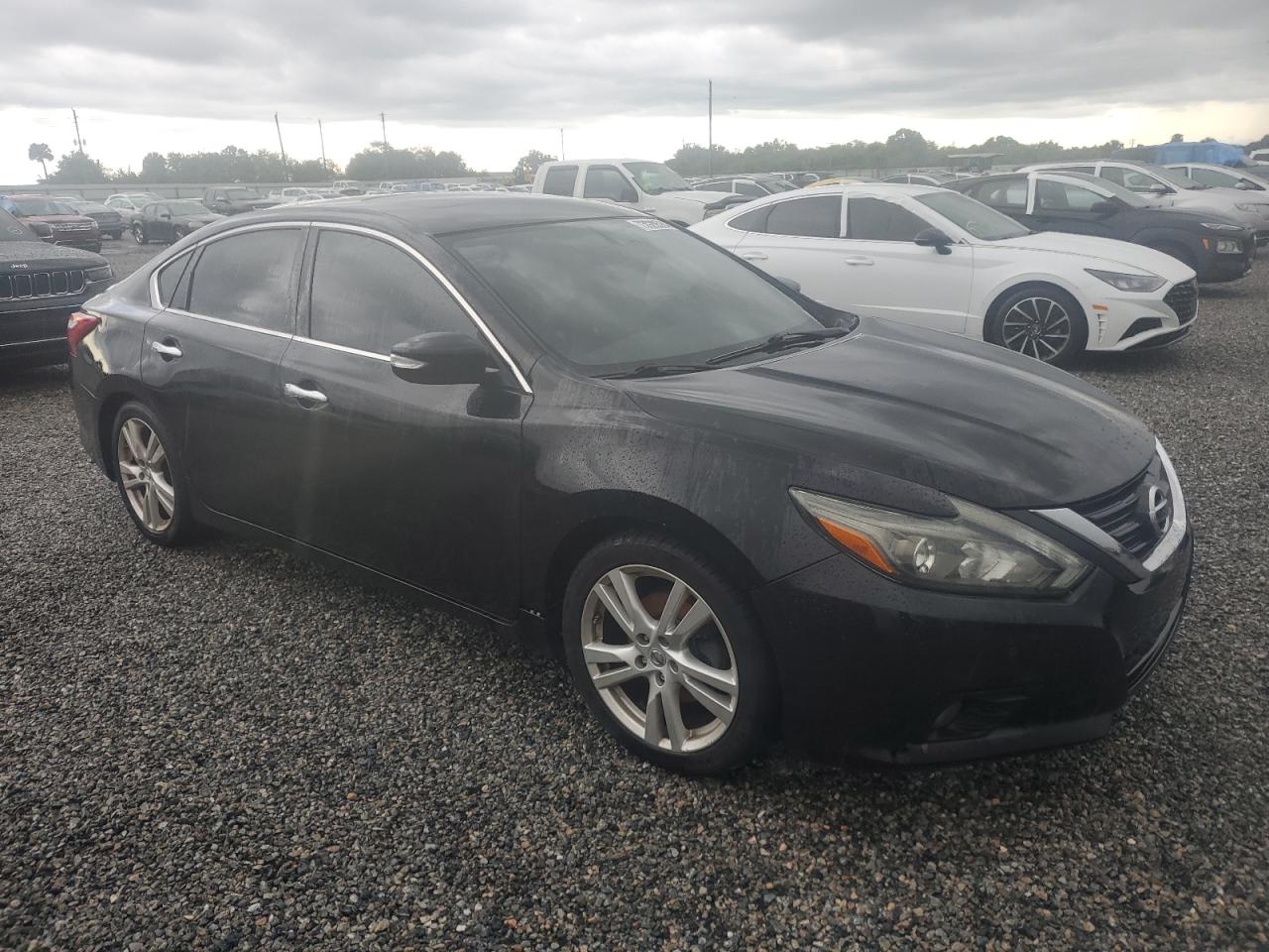 2017 Nissan Altima - Image 4