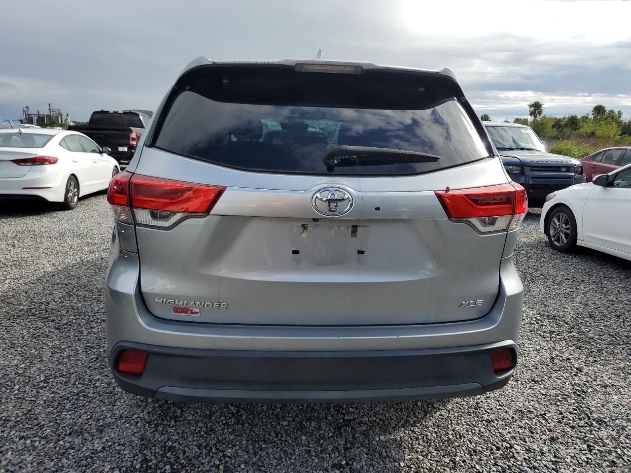 5TDKZRFH7HS513982 2017 Toyota Highlander Se