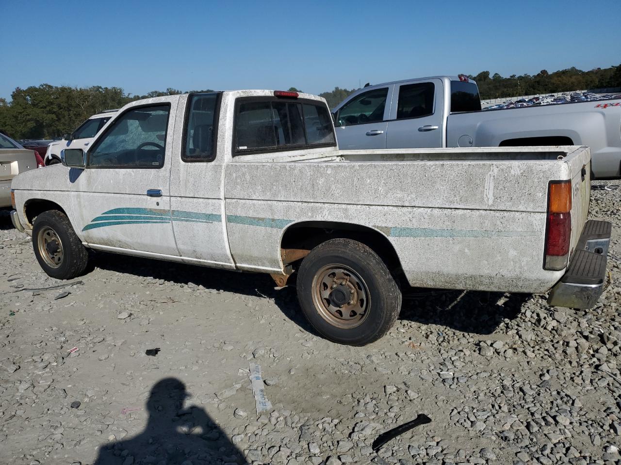 1995 Nissan Titan - Image 2