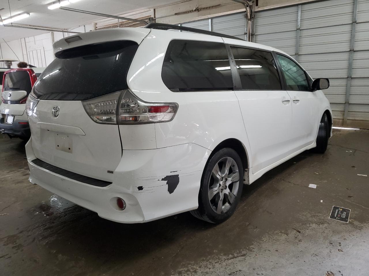 2015 Toyota Sienna - Image 3