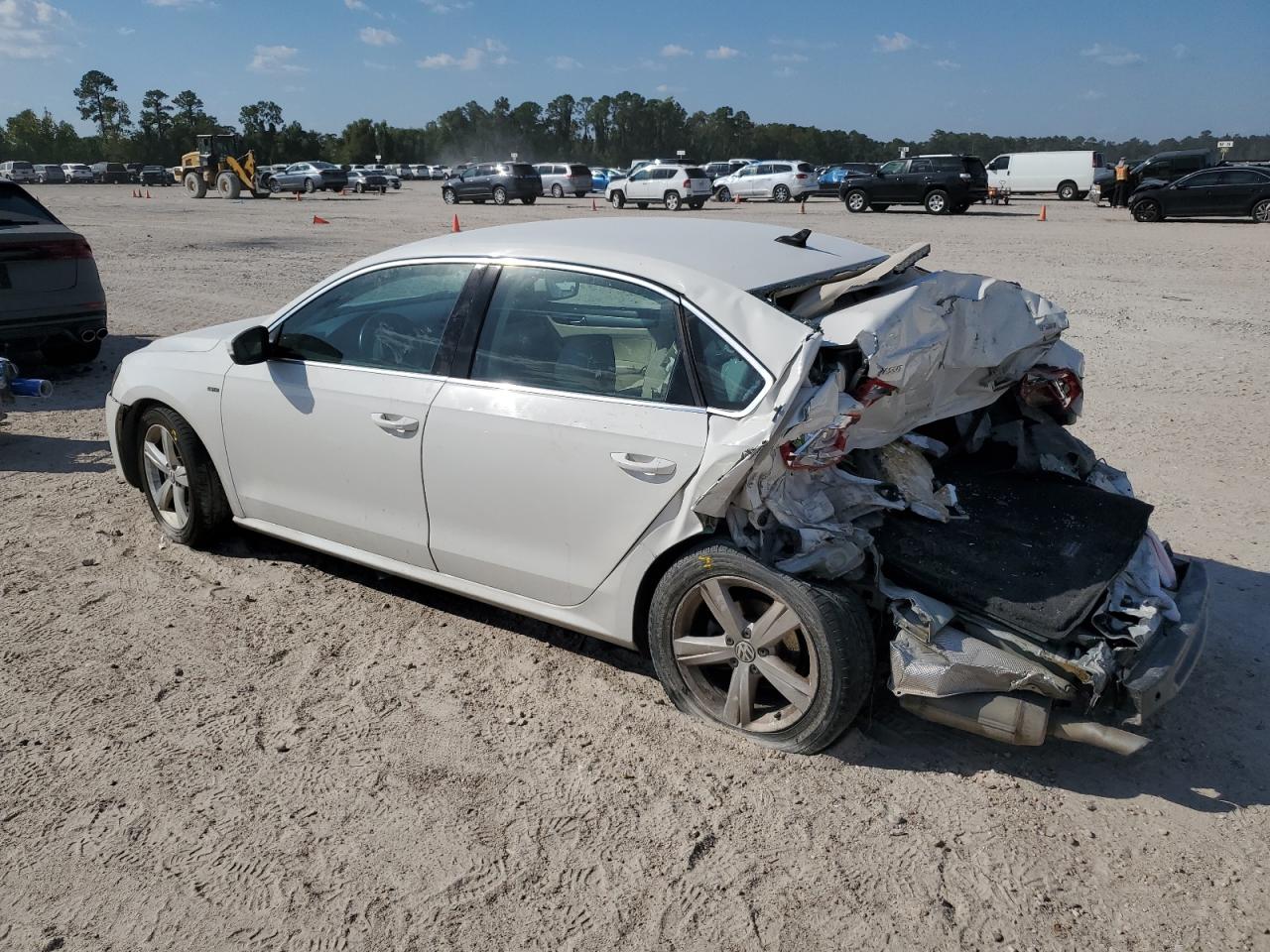 2015 Volkswagen Passat - Image 2