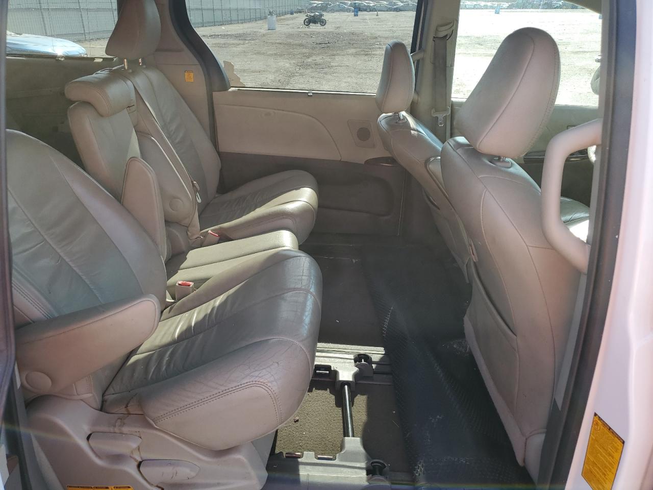 2011 Toyota Sienna - Image 11