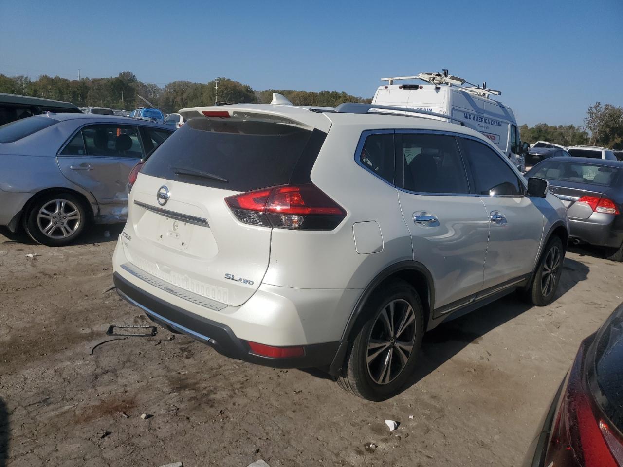 2017 Nissan Rogue - Image 3