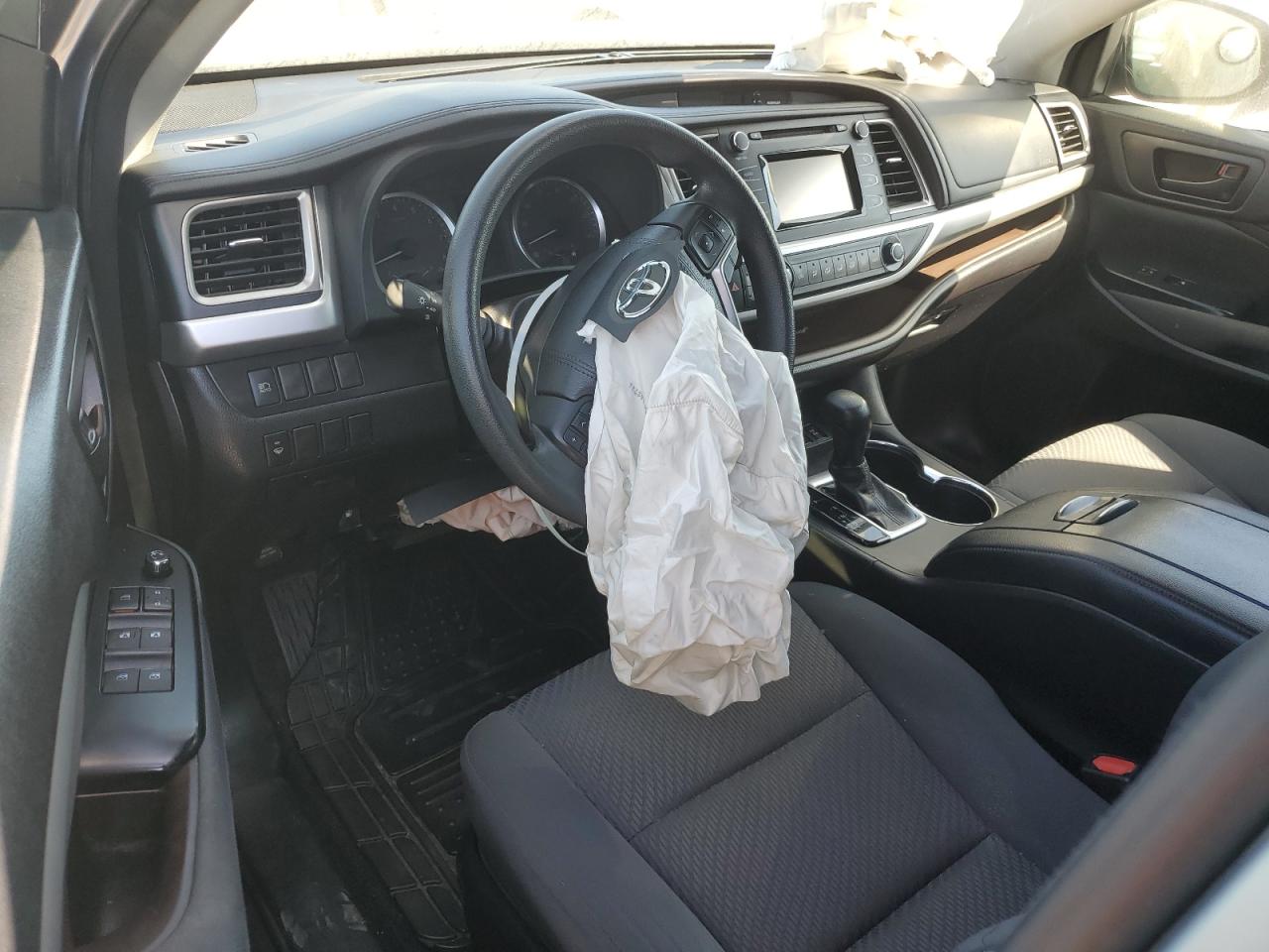 2018 Toyota Highlander Le VIN: 5TDBZRFH6JS913330 Lot: 76723384