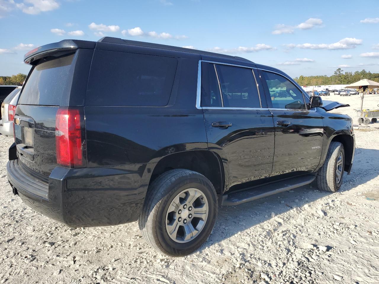 VIN 1GNSCAKC1LR184711 2020 CHEVROLET TAHOE no.3