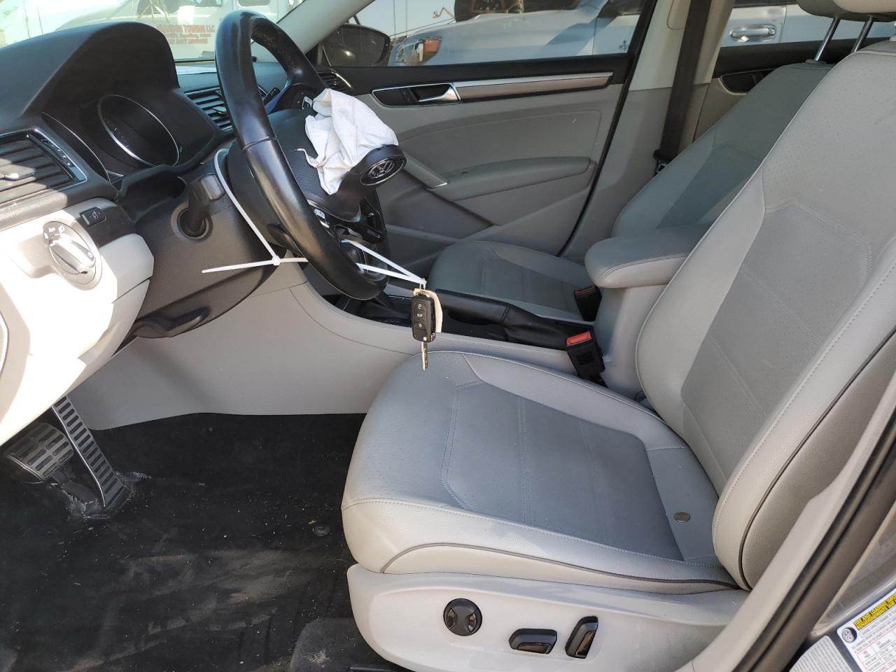 2017 Volkswagen Passat - Image 7