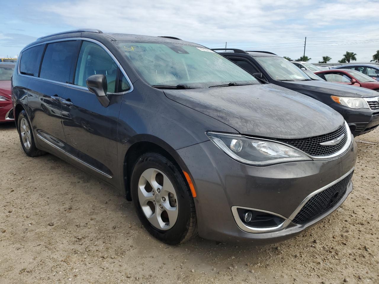 2017 Chrysler Pacifica - Image 4