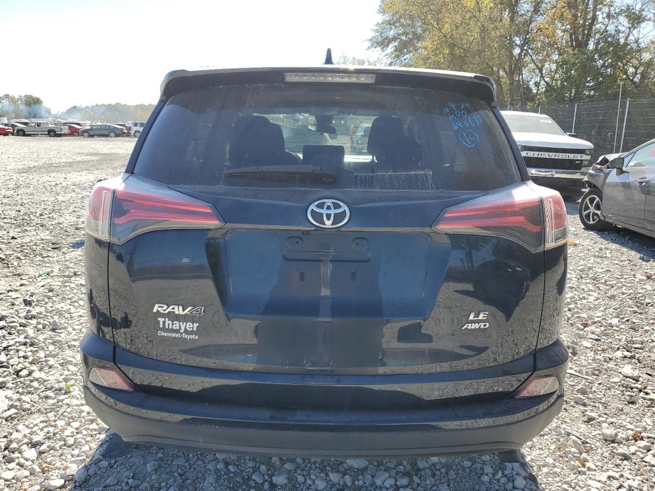 JTMBFREV9JD253022 2018 Toyota Rav4 Le