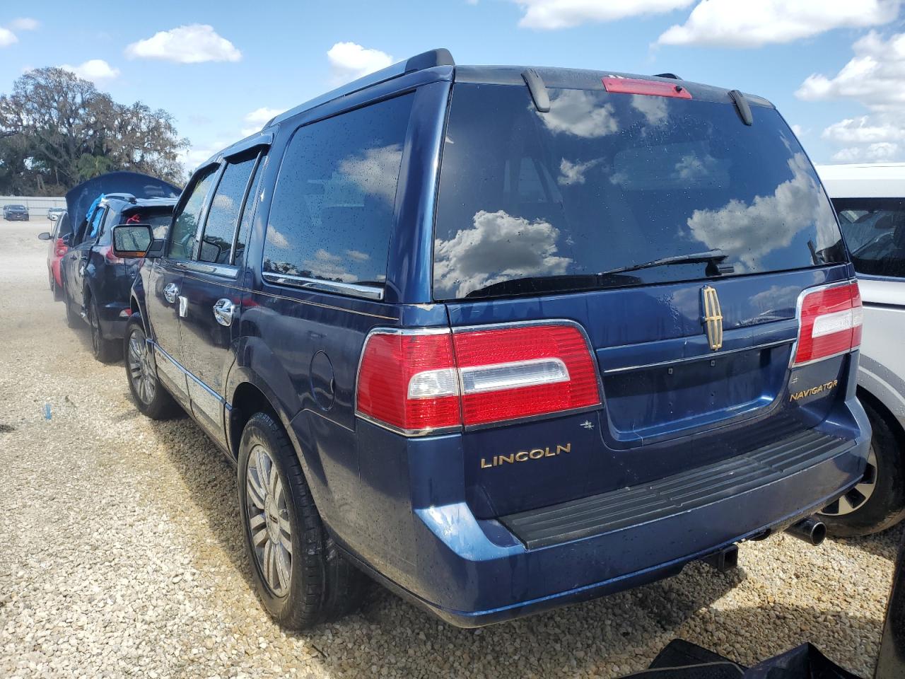 2007 Lincoln Navigator - Image 2