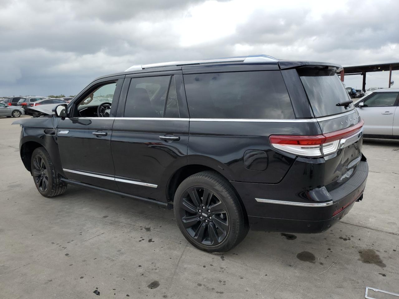 2023 Lincoln Navigator - Image 2