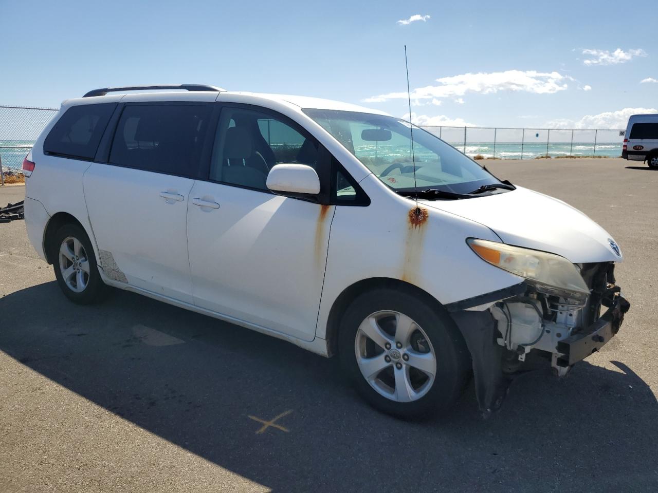 2011 Toyota Sienna - Image 4