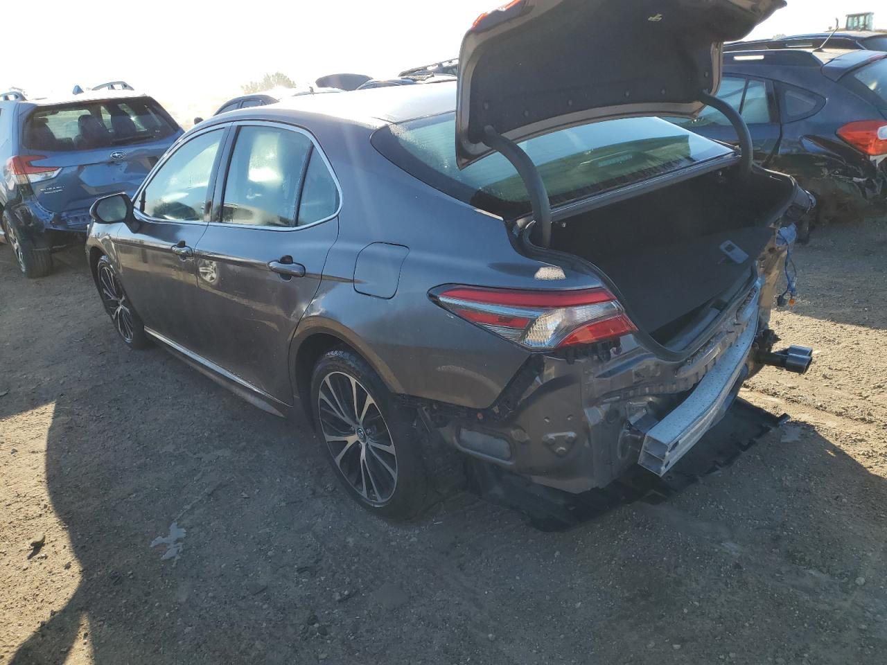 VIN 4T1B11HK7JU577759 2018 TOYOTA CAMRY no.2