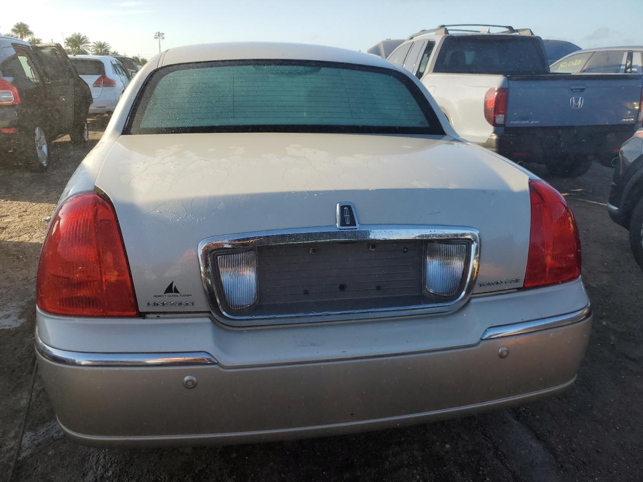 2005 Lincoln Town Car Signature Limited VIN: 1LNHM82WX5Y620625 Lot: 77085964