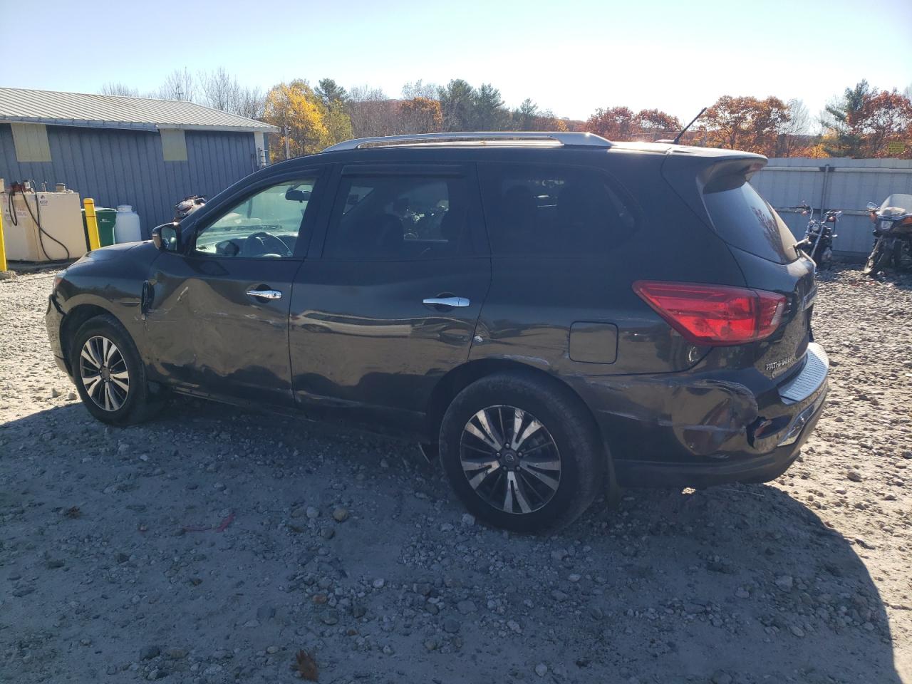 2017 Nissan Pathfinder - Image 2
