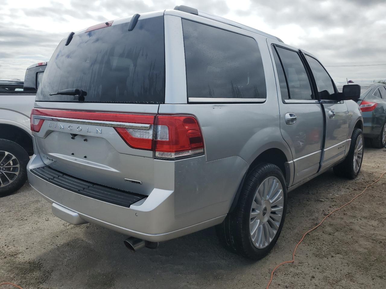 2016 Lincoln Navigator - Image 3