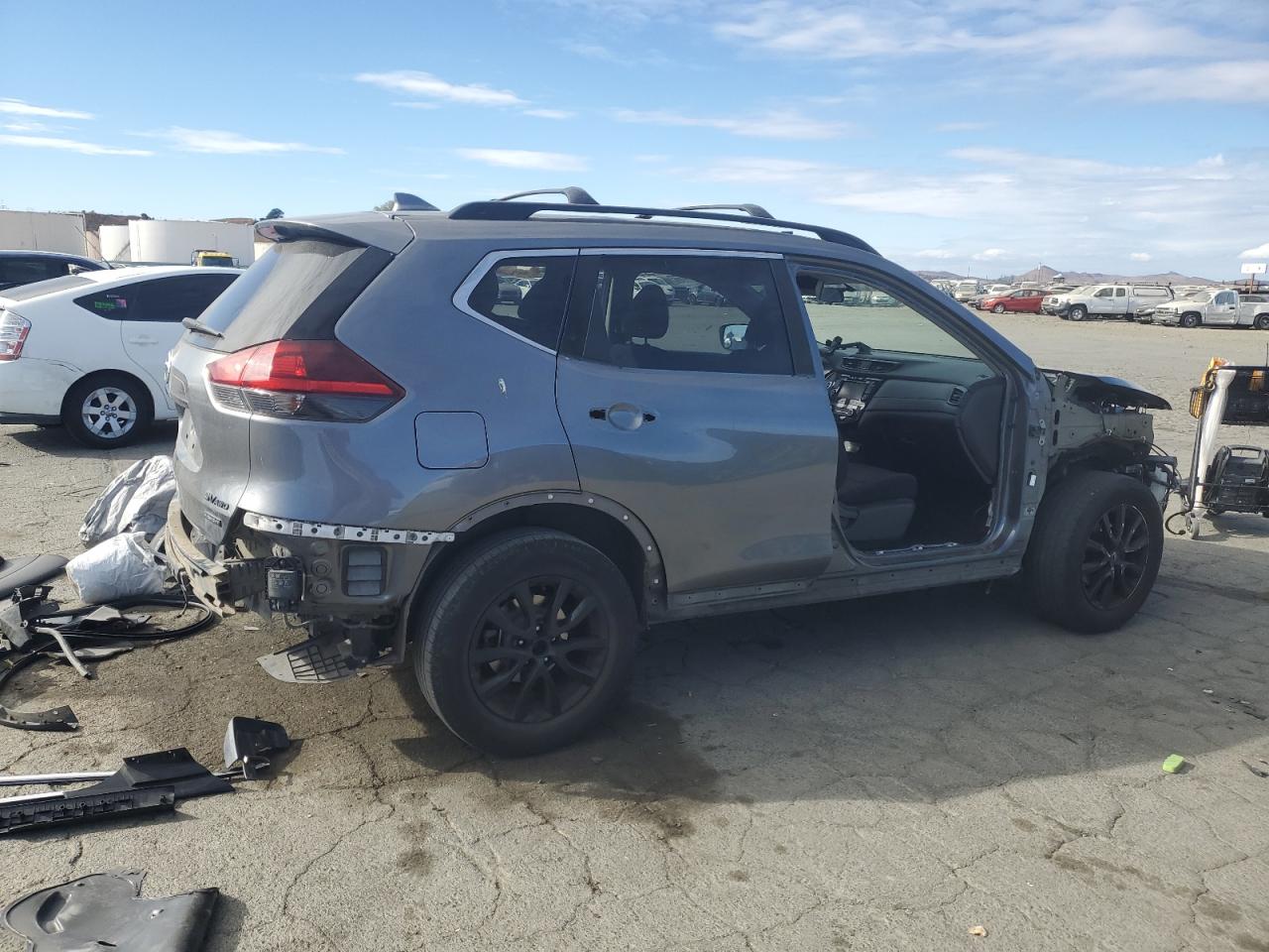 2018 Nissan Rogue - Image 3
