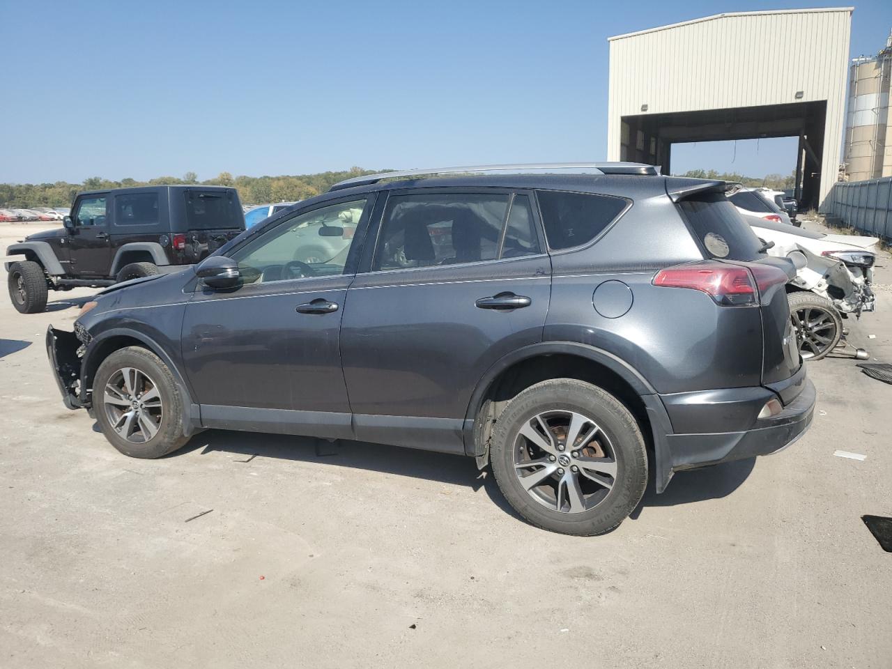 VIN JTMRFREV8GJ078948 2016 TOYOTA RAV4 no.2