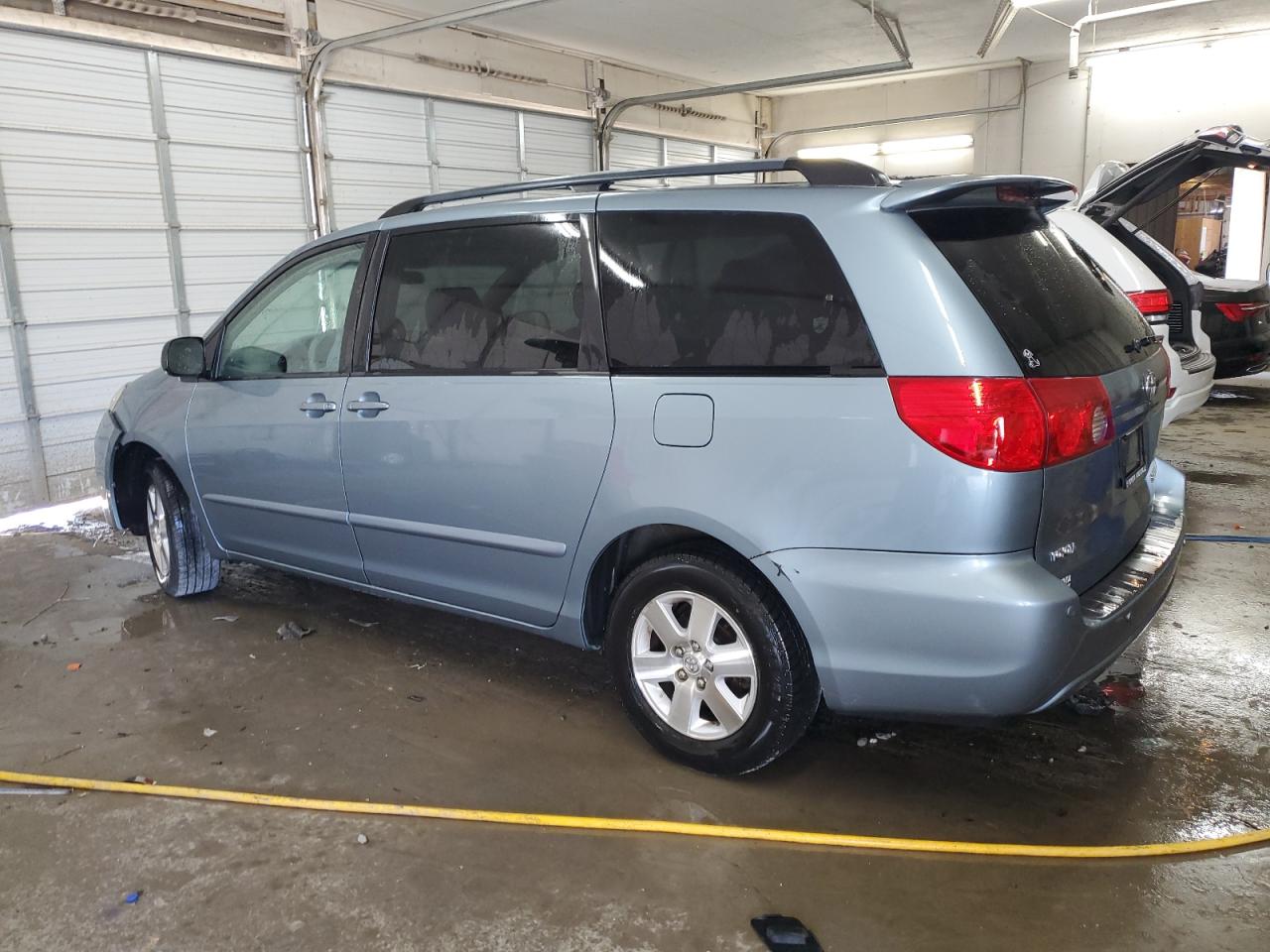 2006 Toyota Sienna - Image 2